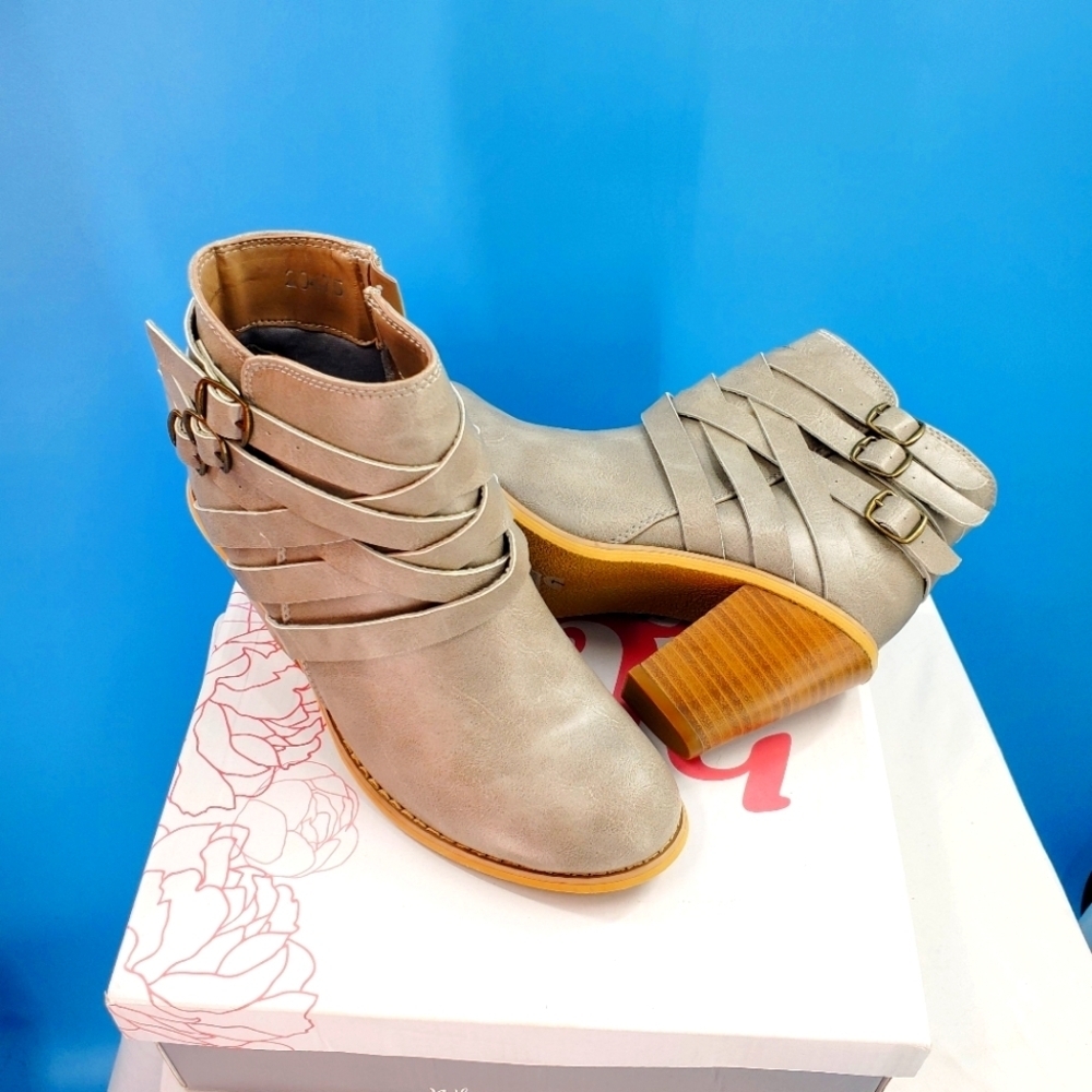 New in Box JG strappy heel ankle boots 7